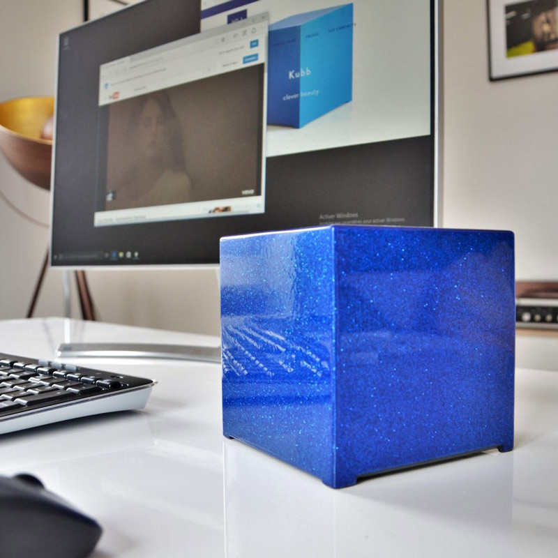 PC KUBB bleu mer posé sur un bureau moderne avec un écran et un clavier, illustrant son design élégant et minimaliste.