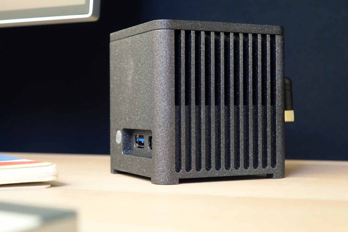 Mini PC sécurisé KUBB Mini PassCypher HSM PGP sur un bureau, conçu pour une cybersécurité optimale et une gestion d’identifiants avancée.